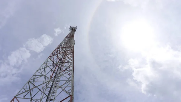 通信鉄塔 携帯電話の信号塔 — ストック写真