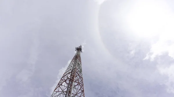 通信鉄塔 携帯電話の信号塔 雲の背景に電柱の青い空 — ストック写真