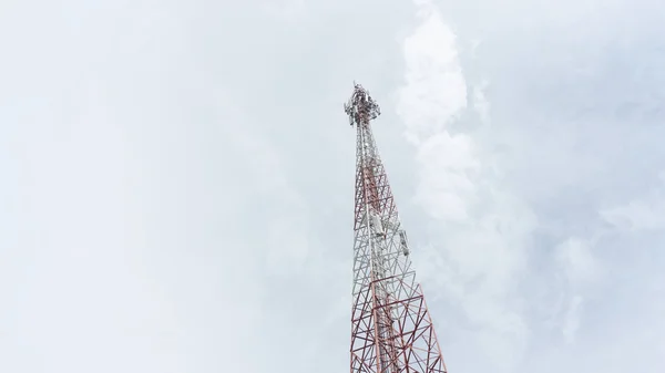 电信大厦 手机信号塔 — 图库照片