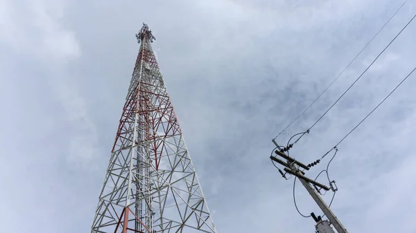 电信大厦 手机信号塔 电极蓝天在云彩背景 — 图库照片