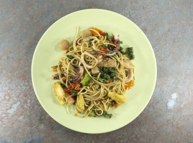 Spagetti baharatlı deniz ürünleri Karides taş üzerinde yeşil bir tabak içinde tablo, üst kat. 