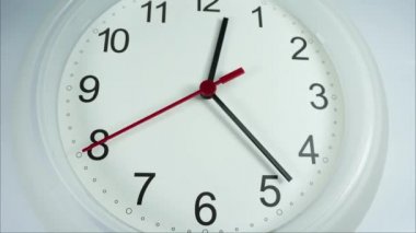 Bitirim ikili öğle yemeği yemeyi. Siyah numaraları ve okları, kırmızı ikinci el, zaman kavramı ile saat beyaz, hızlı hareket sukut zaman.