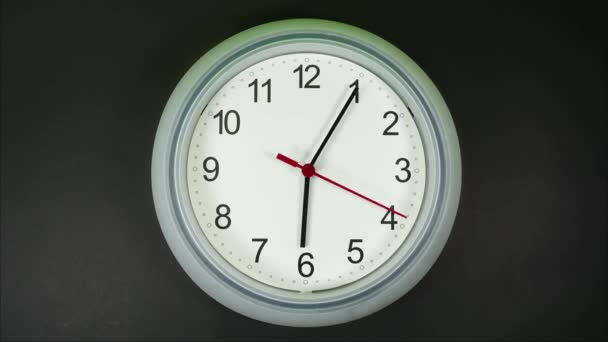 时钟通过20分钟的时间与从时钟指针移动的阴影 全天白钟 延时快速移动 — 图库视频影像