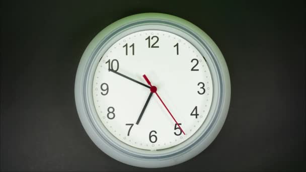 時計の針から影の移動に 分を渡す時計の時間 白い時計ラウンド時間経過の高速移動 — ストック動画