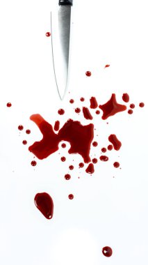 Beyaz arka plan üzerinde kanlı bıçak. Kavram Cadılar Bayramı gecesi, kavram seri katil, üst görüntülemek boş için tasarım.