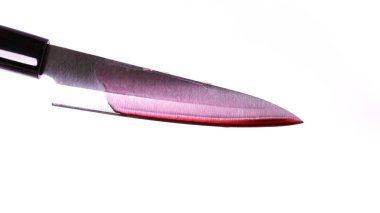 Beyaz arka plan üzerinde kanlı bıçak. Kavram mutfak bıçağı Restoran.