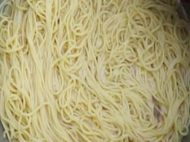 Gökyüzü parlak güneş güzel mavi parlıyor. Hızlandırılmış bulutlar, hızlı doğa arkaplanı.