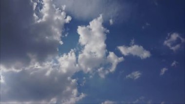 Gökyüzü parlak güneş güzel mavi parlıyor. Hızlandırılmış bulutlar, hızlı doğa arkaplanı.