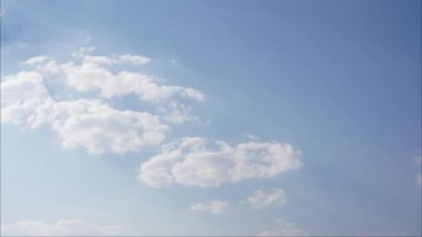 Gökyüzü parlak güneş güzel mavi parlıyor. Hızlandırılmış bulutlar, hızlı doğa arkaplanı.