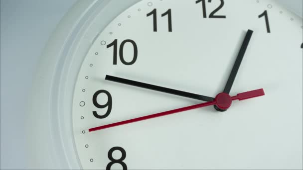 Fermer Horloge blanche visage 4k images stock, heure de pointe déjeuner, avec des chiffres et une flèche tic-tac .