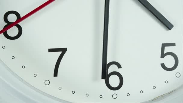 Feche Relógio Branco Face Imagens Estoque Com Números Uma Seta — Vídeo de Stock
