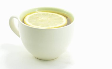 Beyaz arka plan üzerinde sıcak beyaz cam limon çayı, Gıda Kavramı