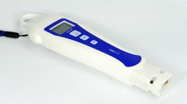 Beyaz arka planda yalıtılmış dijital ph metre test cihazı, metniniz için kopya alanı yla üst görünüm