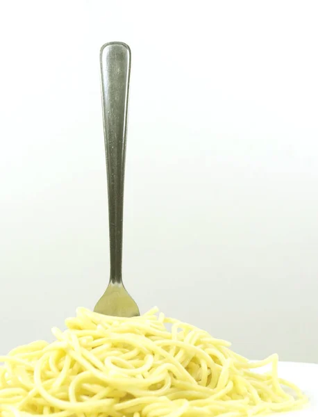 Tenedor Sobre Espaguetis Amarillos Crudos Ingredientes Para Cocinar Pasta Italiana — Foto de Stock