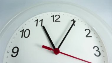 Rush saat Öğle yemeği yemeden önce, beyaz arka plan üzerinde 11:00 Beyaz duvar saati, Time Lapse Saat 20 dakika yürüyüş.