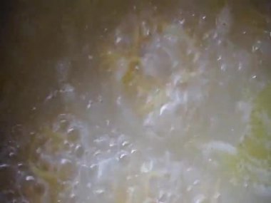 Spagetti hatlarını getirmek için çatal, yemek yapmak için malzemeler. Tasarım için boşluk, gıda konsepti.