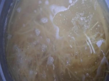 Spagetti hatlarını getirmek için çatal, yemek yapmak için malzemeler. Tasarım için boşluk, gıda konsepti.