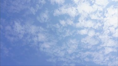Gökyüzü parlak güneş güzel mavi parlıyor. Hızlandırılmış bulutlar, hızlı doğa arkaplanı.