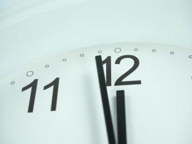 Zamanın başlangıcı 11.58 veya pm, Beyaz duvar saati Kırmızı ikinci el dakika Yavaş yavaş yürü, Zaman kavramı.