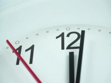 Zamanın başlangıcı 12.01 veya pm, Beyaz duvar saati Kırmızı ikinci el dakika Yavaş yavaş yürü, Zaman kavramı.