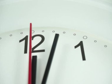 Saat 12: 02 ya da akşam 12: 02 'den itibaren beyaz duvar saati, saat 10: 00 yavaş yürüme, zaman kavramı.