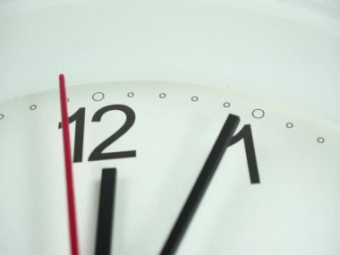 Saat 12.04 ya da 22.04 'ün başında beyaz duvar saati, saat dakikası yavaş ilerliyor, zaman kavramı.