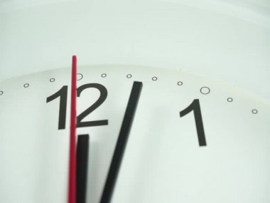 Saat 12: 02 ya da akşam 12: 02 'den itibaren beyaz duvar saati, saat 10: 00 yavaş yürüme, zaman kavramı.