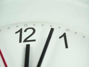 Saat 12.04 ya da 22.04 'ün başında beyaz duvar saati, saat dakikası yavaş ilerliyor, zaman kavramı.