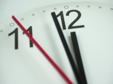 Closeup Beyaz duvar saati saat 12.58 veya pm başında yüz, Saat dakika yavaş yürümek, Zaman kavramı.
