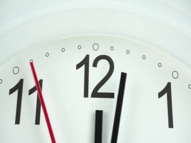 Saat 12: 02 ya da akşam 12: 02 'den itibaren beyaz duvar saati, saat 10: 00 yavaş yürüme, zaman kavramı.