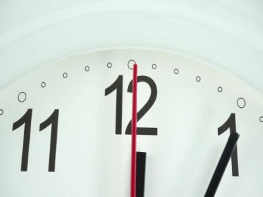Closeup Beyaz duvar saati saat 12.05 veya pm başında yüz, Saat dakika yavaş yürümek, Zaman kavramı.