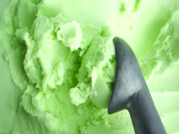 用勺子从容器里挖出的冰淇淋柠檬 食品概念 全高清 — 图库视频影像