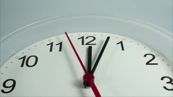 Closeup Branco Relógio Parede Rosto Início Tempo — Vídeo de Stock