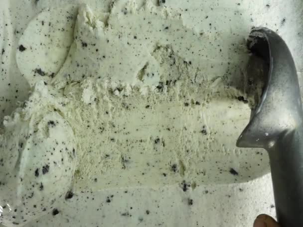 アイスクリームクッキー クリームは スプーンで容器からスクープ 食品コンセプト フルHd — ストック動画