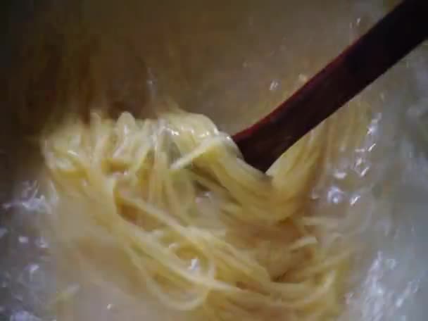 Spagetti Hatlarını Getirmek Için Çatal Yemek Yapmak Için Malzemeler Tasarım — Stok video