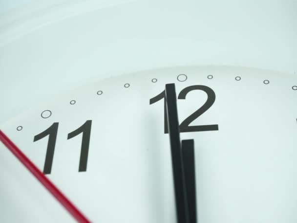 Closeup Branco Relógio Parede Rosto Início Tempo Relógio Minuto Andar — Vídeo de Stock