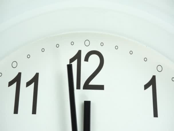 クローズアップ白壁時計の始まり時刻11 AmまたはPm 時計分はゆっくりと歩く 時間の概念 — ストック動画