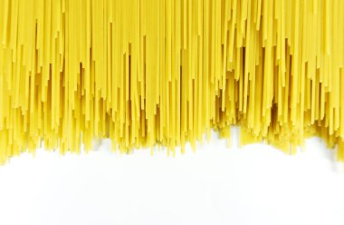 Beyaz arka planda spagetti hattı Sarı, yemek pişirmek için malzemeler, Gıda arka plan konsepti.