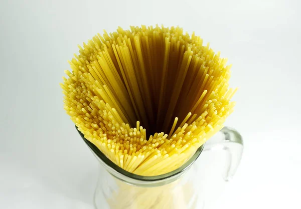 Linha Espaguete Amarelo Jarro Vidro Sobre Fundo Branco Ingredientes Para — Fotografia de Stock