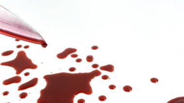 Metniniz için kopyalama alanı ile Beyaz Arka Plan üzerinde kanlı bıçak.