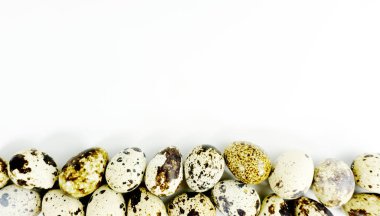 Beyaz arka plan üzerinde tasarım için yumurta ile boş alan. üst görünüm kopyalama alanı. Paskalya tatili konsepti