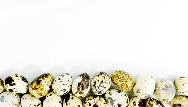 Beyaz arka plan üzerinde tasarım için yumurta ile boş alan. üst görünüm kopyalama alanı. Paskalya tatili konsepti