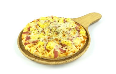 Beyaz arka plan üzerine izole ahşap bir tepsipizza mozzarella peyniri, tasarım için Boş