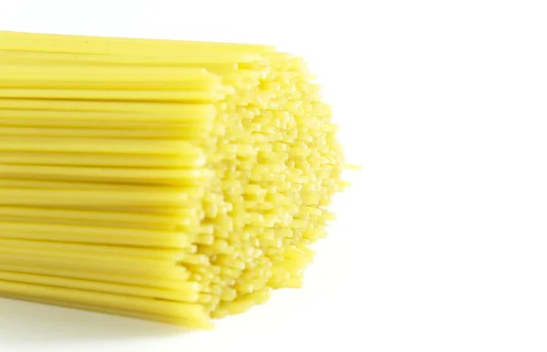 Gele Lange Spaghetti Geïsoleerd Witte Achtergrond Leeg Voorontwerp Voedsel Concept — Stockfoto