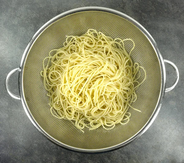 黄色长意大利面在白色背景的不锈钢杯中 顶部视图 烹饪意大利意大利面的配料 — 图库照片