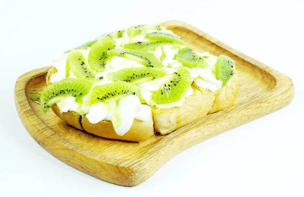 Toast Con Kiwi Crema Detergente Una Piastra Legno Isolata Fondo — Foto Stock