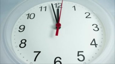 Closeup Oniki beyaz duvar saati, Rush saat öğle yemeği yemek, Beyaz Arka Plan, Zaman atlamalı hızlı hareket.