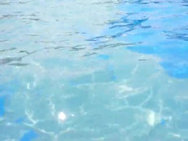 Yüzme havuzunda hafif yansıma su yüzeyi.