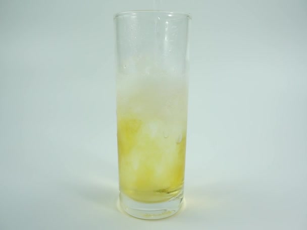 Bevanda Alcolica Con Cubetti Ghiaccio Bicchiere Fresco Sfondo Bianco Full — Video Stock
