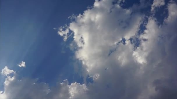 青空を走る白い雲 テキスト用のコピースペースで 速く移動する時間経過白い雲 — ストック動画